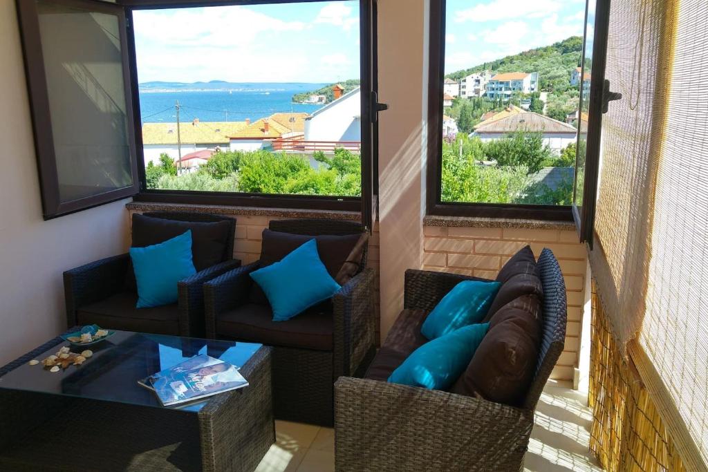 a balcony with two chairs and a table and two windows at LILI KALI in Kali