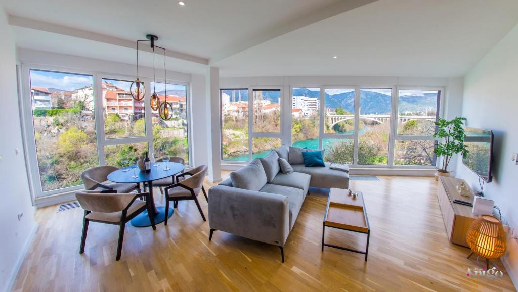 una sala de estar con un sofá y una mesa en Apartment Vista Neretva, en Mostar
