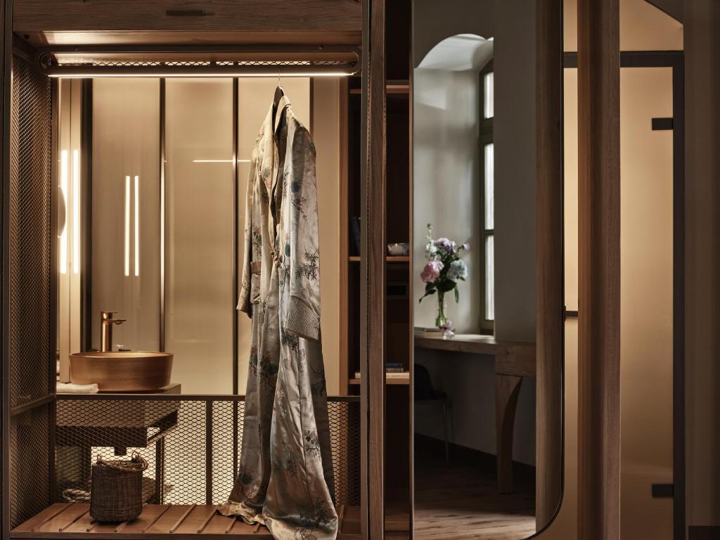 uma casa de banho com um chuveiro, um lavatório e um espelho. em Domus Blanc Boutique Hotel em Chania Town