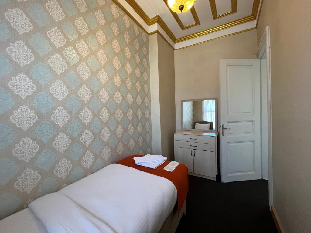 Postel nebo postele na pokoji v ubytování Le Safran Suite Hotel