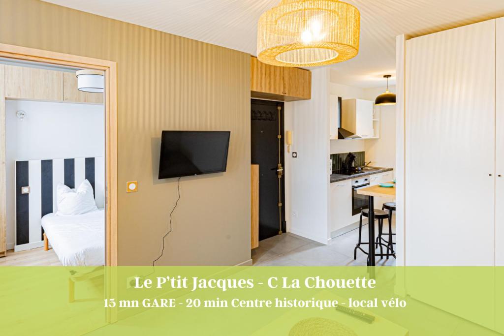 A television and/or entertainment centre at Le p’tit Jacques - C La Chouette
