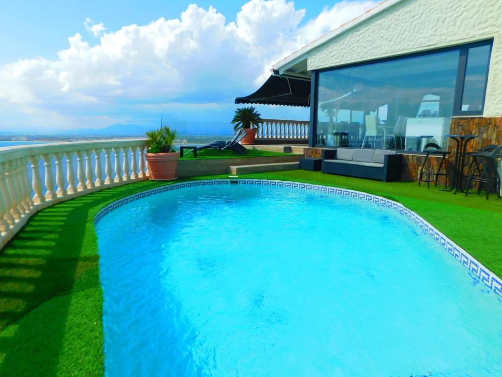 - une piscine en face d'une maison dans l'établissement GMID IMMO A228 Casa Unica, à Roses