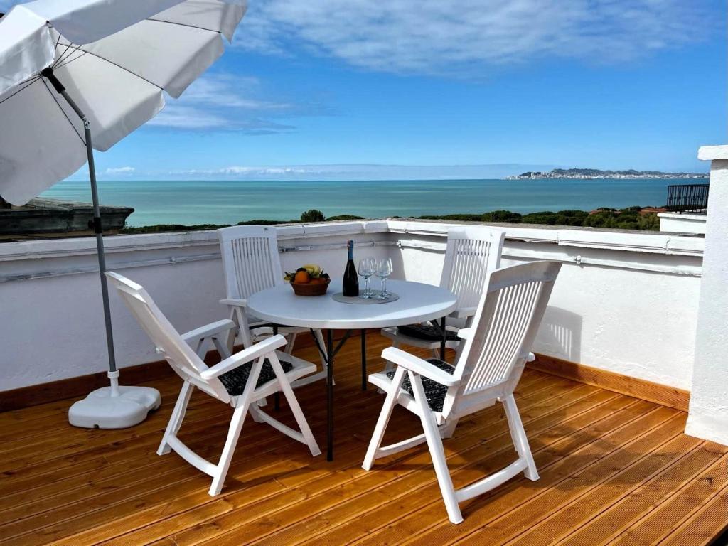 una mesa y sillas en un balcón con sombrilla en Apartment with roof terrace 901, en Golem