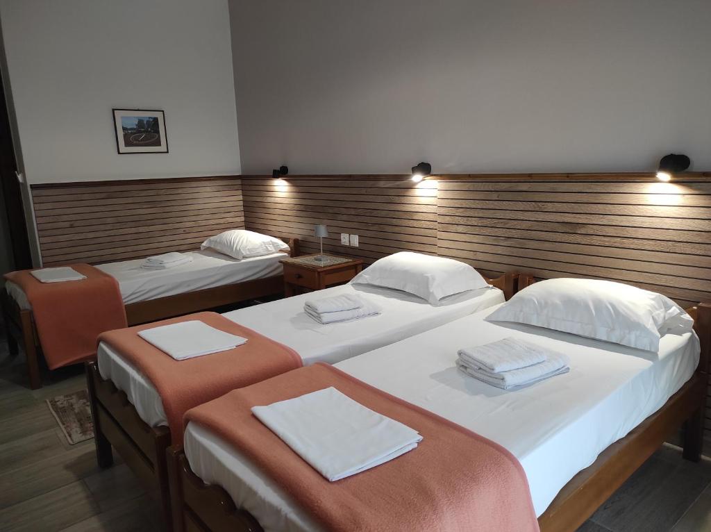 Postel nebo postele na pokoji v ubytování Ενοικιαζόμενα Δωμάτια Ενιπεύς- Rooms Enipeas