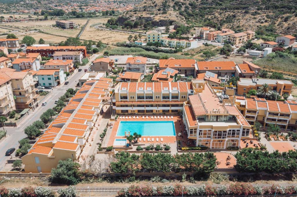 博薩的住宿－Malaspina Hotel & Resort，享有带游泳池的度假村的空中景致