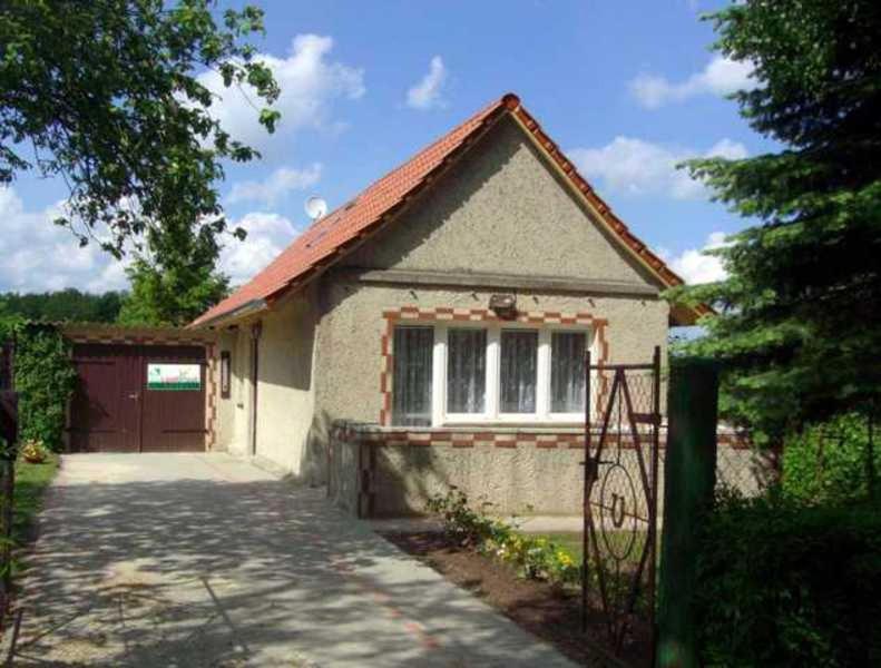 una pequeña casa con una puerta delante de ella en Ferienhaus Schöne, 