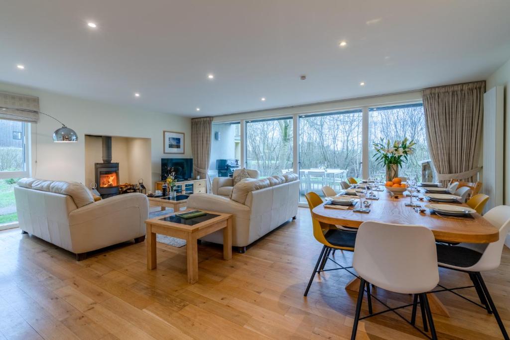 a large living room with a table and chairs at Songthrush in Somerford Keynes
