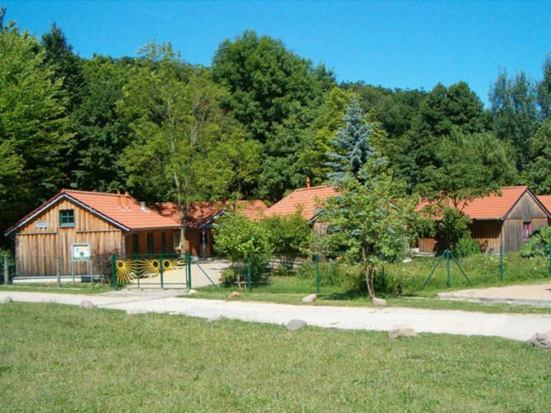 un gruppo di case in un cortile alberato di Schullandheim a Neubrandenburg