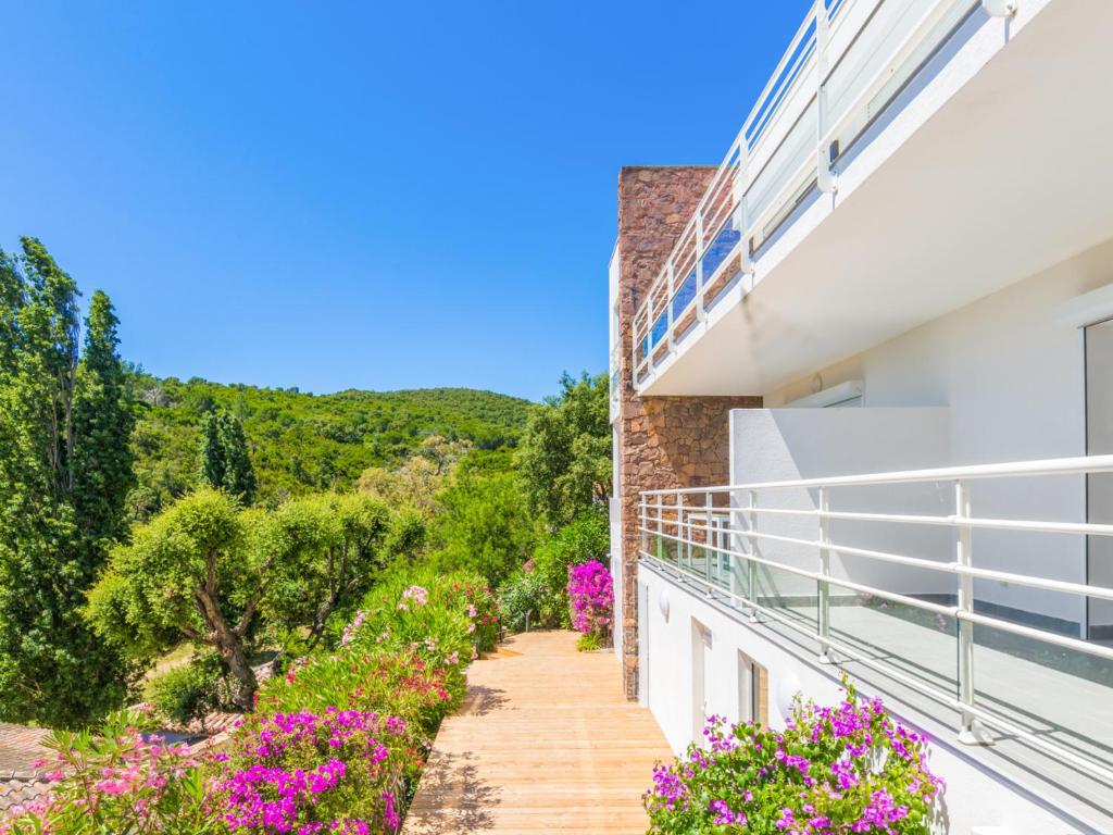 un balcón de un edificio con flores en Modern studio with AC and large terrace on the beach in Cavalaire - Welkeys en Cavalaire-sur-Mer