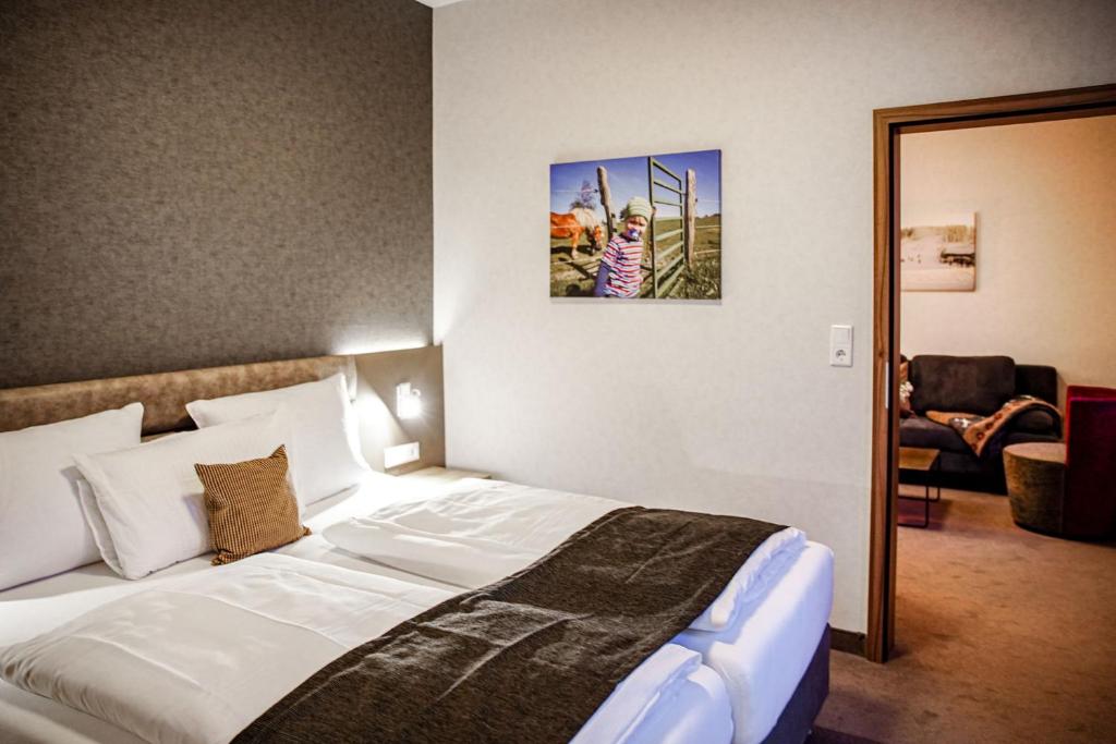 Postel nebo postele na pokoji v ubytování LODGE HOTEL Winterberg