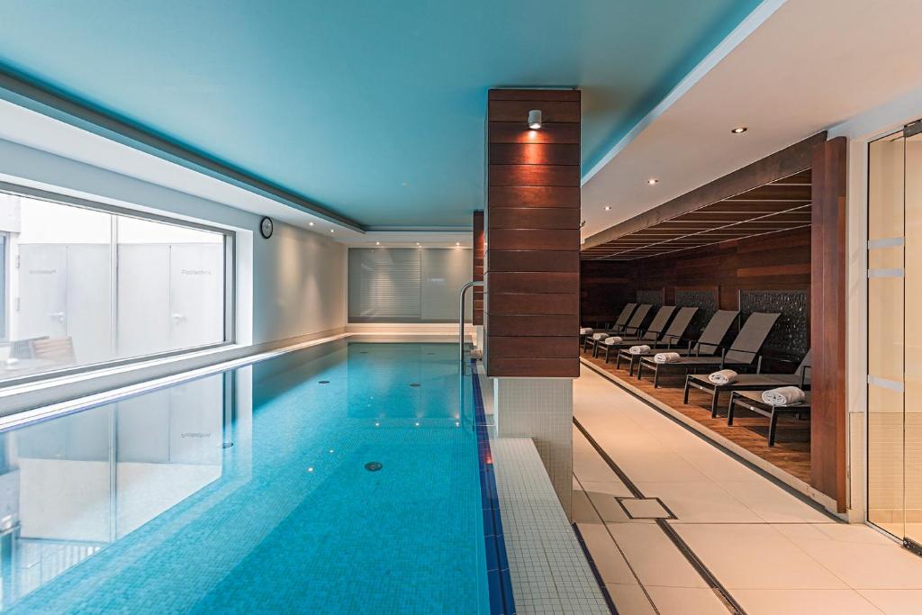 a large swimming pool in a building at Pestana Berlin Tiergarten in Berlin