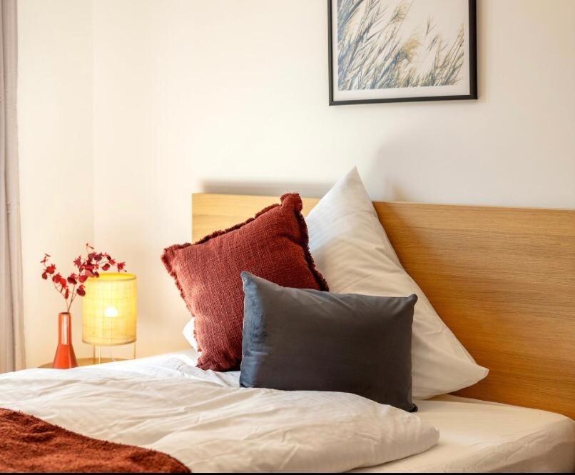Un dormitorio con una cama con almohadas. en Spacious and Comfort Home en Ibadán