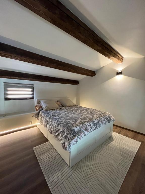 ein Schlafzimmer mit einem Bett in einem Zimmer mit Holzdecken in der Unterkunft Appt neuf 37m2 100m de la mer in Fréjus