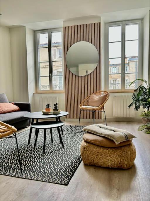 un salon avec un canapé et une table dans l'établissement Le Gambetta - La Rochelle centre 3 *, à La Rochelle