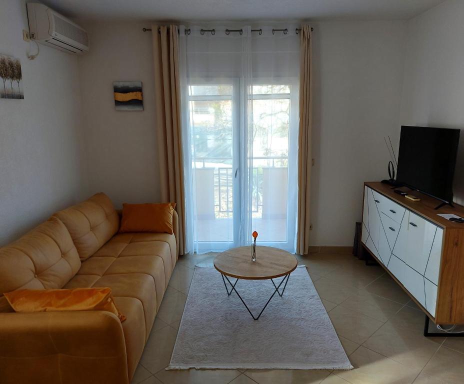 een woonkamer met een bank en een salontafel bij Apartment Ivan in Trogir
