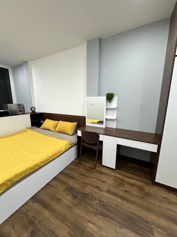 1 dormitorio con cama y escritorio en Happy House en Hanói