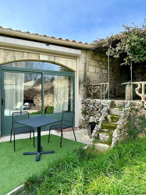 - une table de ping-pong dans la cour d'une maison dans l'établissement Propriété 2 Mas, Piscine Parking, 10 Pers, à Mudaison