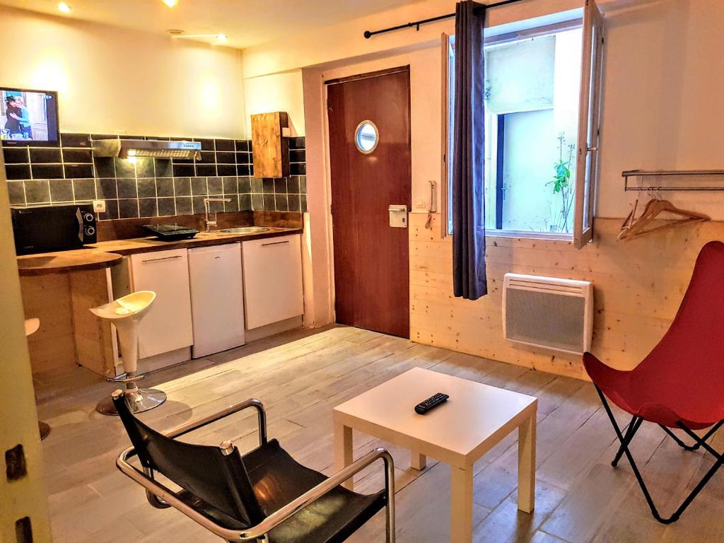 um pequeno quarto com uma mesa e cadeiras numa cozinha em Studio Longchamp em Marselha