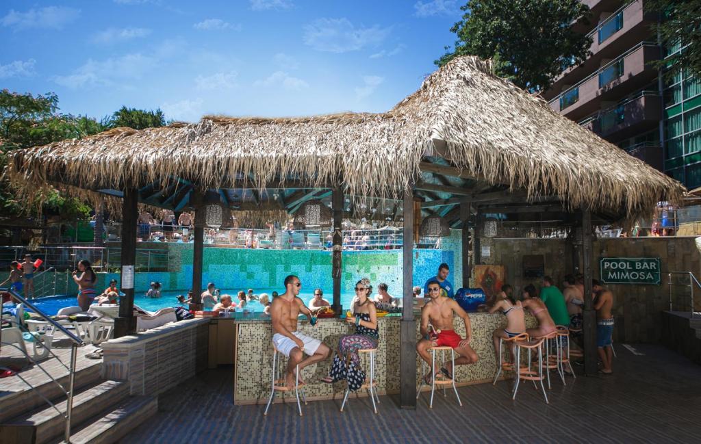 Bazén v ubytování SH Dolce Mare- All inclusive- Free Beach & Beach Bar nebo v jeho okolí