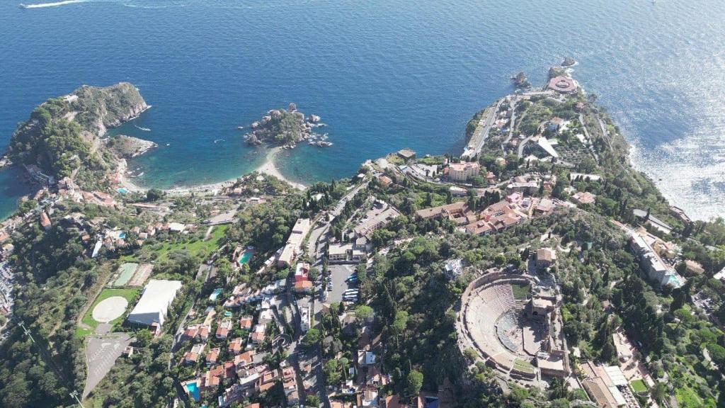 タオルミーナにあるBlu Home Deluxe Taorminaの海に浮かぶ島の航空写真