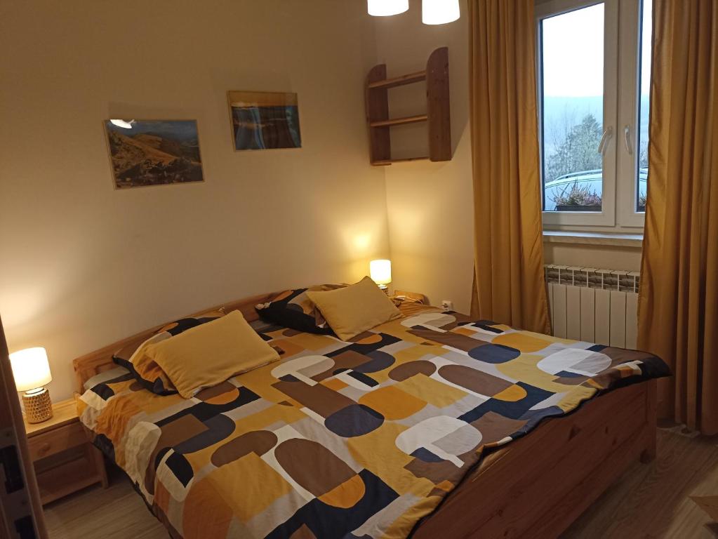 Posteľ alebo postele v izbe v ubytovaní Domki i apartamenty nad jeziorem solińskim z basenem I widokiem na góry
