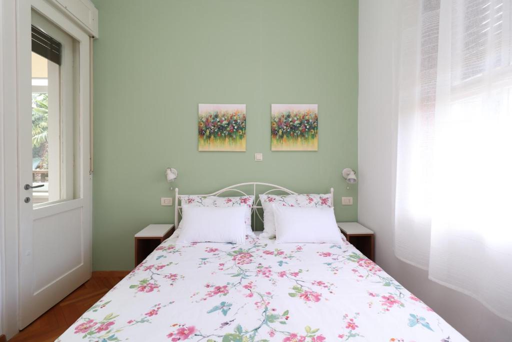 una camera da letto con un letto con copriletto floreale di Apartment Anka a Opatija