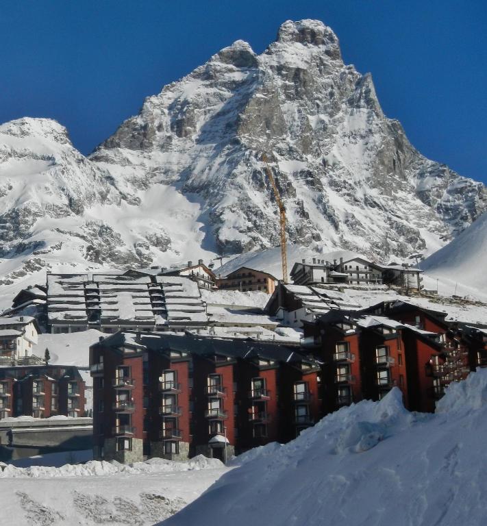 un hôtel en face d'une montagne enneigée dans l'établissement Stella del Cervino, Ski In & Ski Out, with Garage, à Breuil-Cervinia