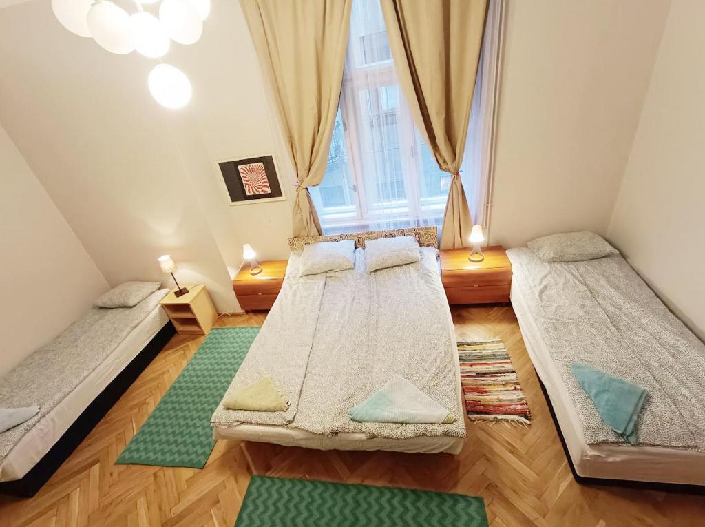 Кровать или кровати в номере Babylon Hostel