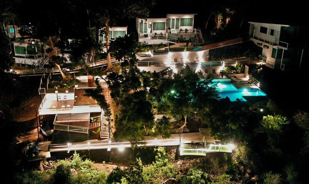 プルフンティアン島にあるAlunan Resort ALL INCLUSIVEの夜間のプール付きの建物の空中ビュー