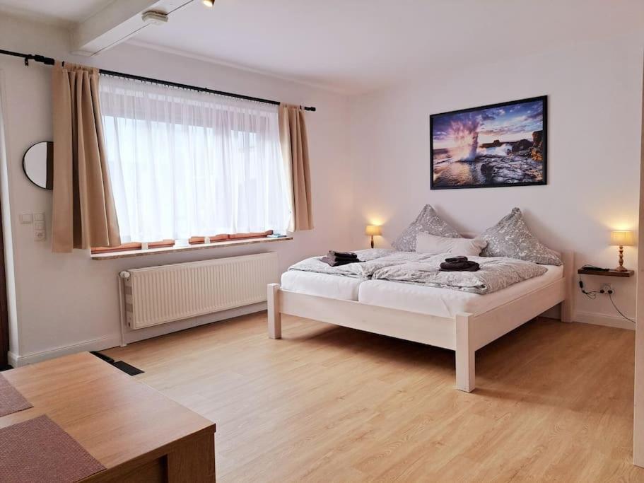 um quarto com uma cama num quarto em Ruhiges 1-Zimmer-Appartement, Büsum (4km), Nordsee em Oesterdeichstrich