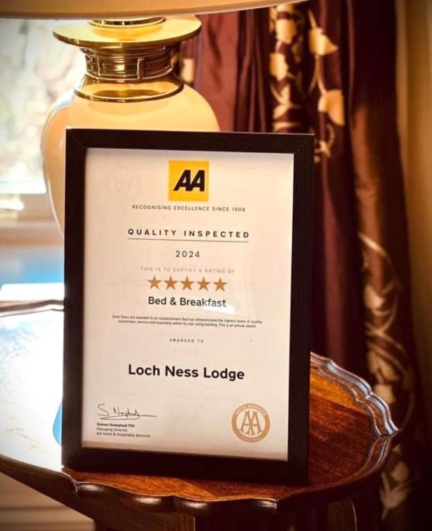 Certifikát, hodnocení, plakát nebo jiný dokument vystavený v ubytování Loch Ness Lodge