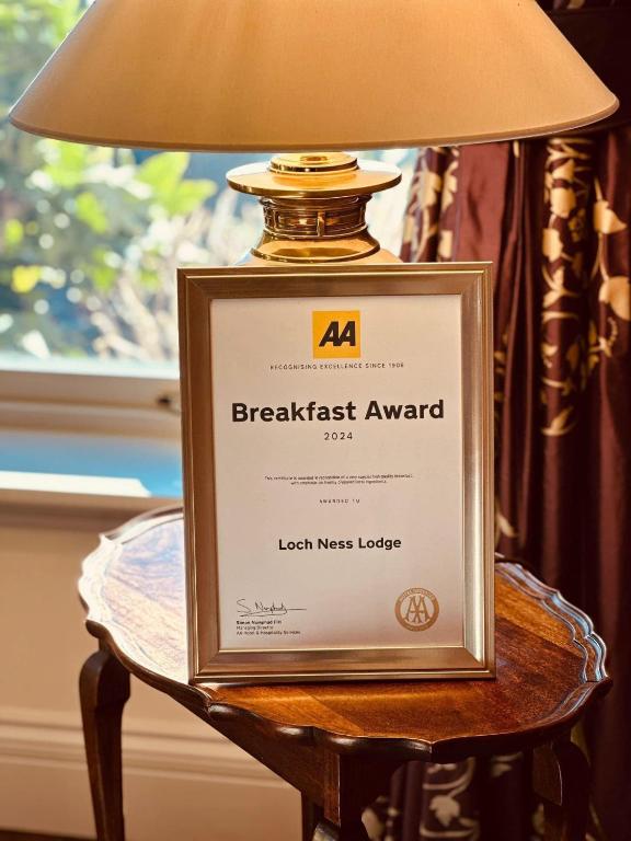 Certifikát, hodnocení, plakát nebo jiný dokument vystavený v ubytování Loch Ness Lodge