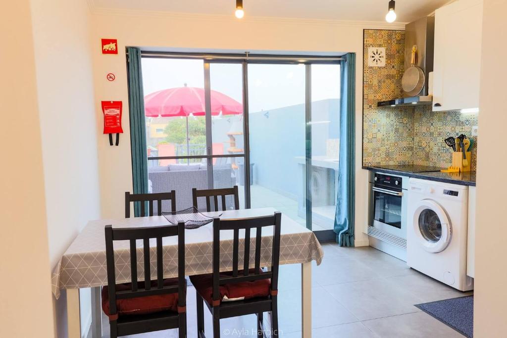Kuchyň nebo kuchyňský kout v ubytování Vila Arrifes Guesthouse Upstairs