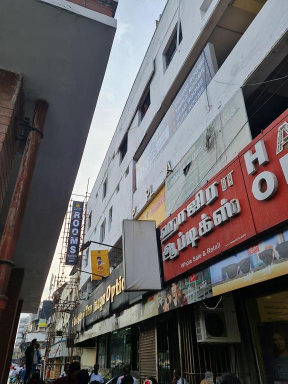Supermarket nebo jiné obchody v  hotelu nebo okolí