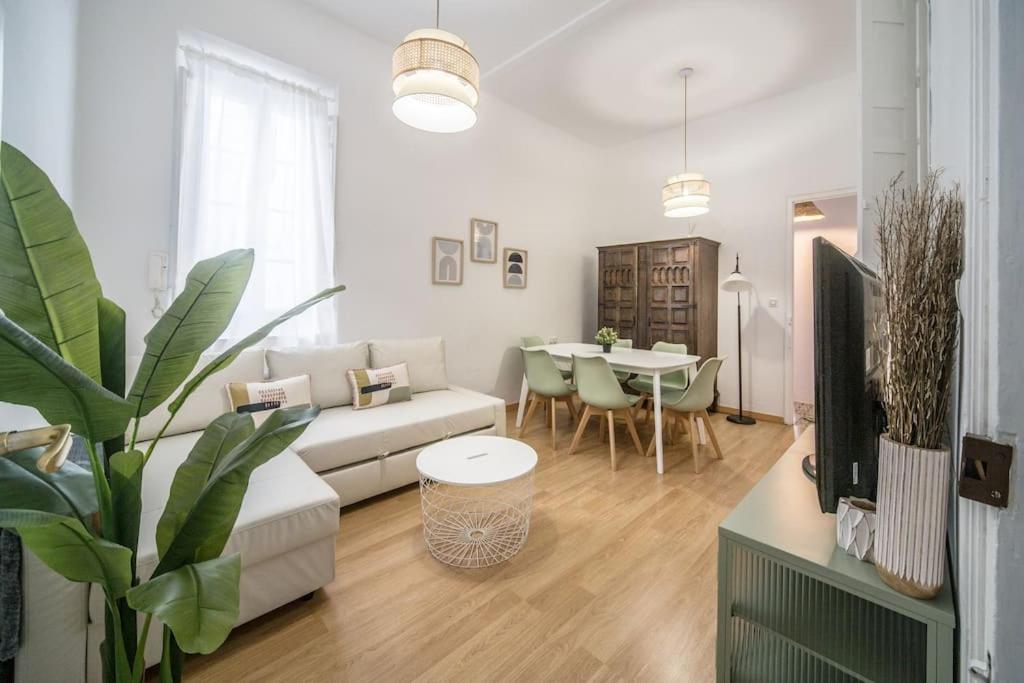 ein Wohnzimmer mit einem Sofa und einem Tisch in der Unterkunft Apartment Mosaic Giralda in Sevilla