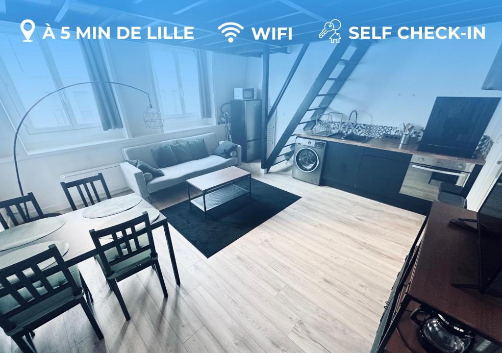 un salon avec un canapé, une table et des chaises dans l'établissement NOUVEAU! Centre Lille T3 WiFi, TV, Proche Centre Ville, à Lille