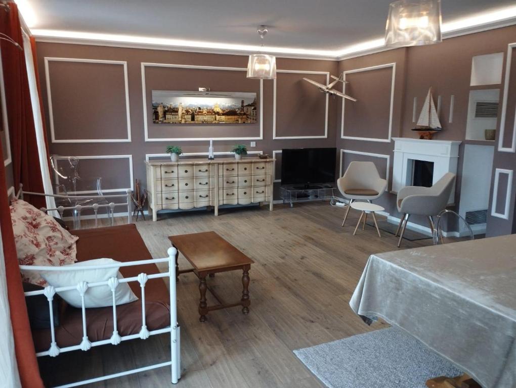 Amalien 12 في ميونخ: غرفة معيشة مليئة بالأثاث ومدفأة