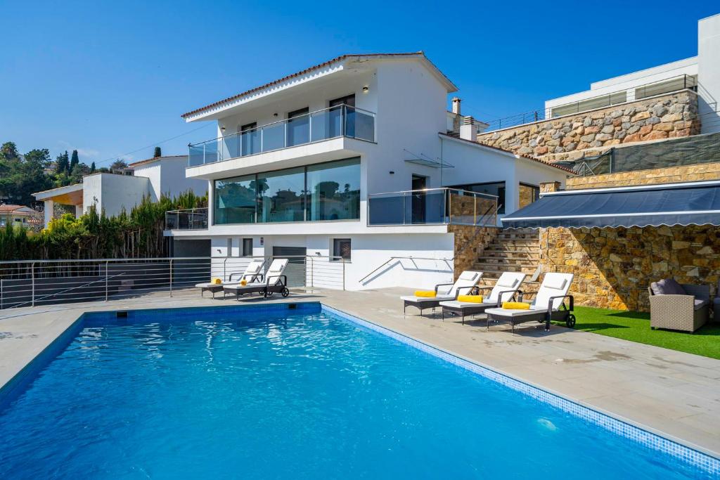 Villa con piscina y casa en Sunset Lux House - Ideal familias en Zona Residencial & Aircon, en Lloret de Mar