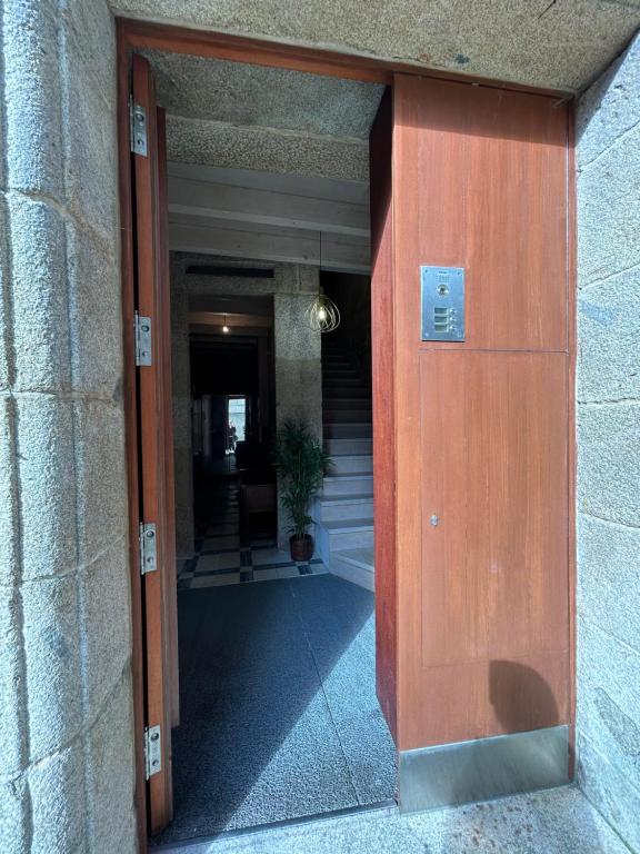 een houten deur in een gebouw met een hal bij O refugio in Tui
