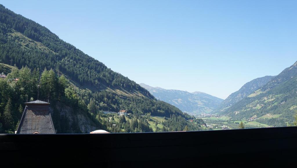 vistas a un valle con montañas en el fondo en Appartement Claudia en Bad Gastein