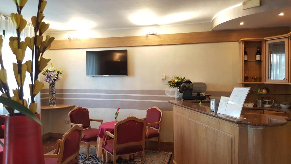 Televízia a/alebo spoločenská miestnosť v ubytovaní Hotel Ascot