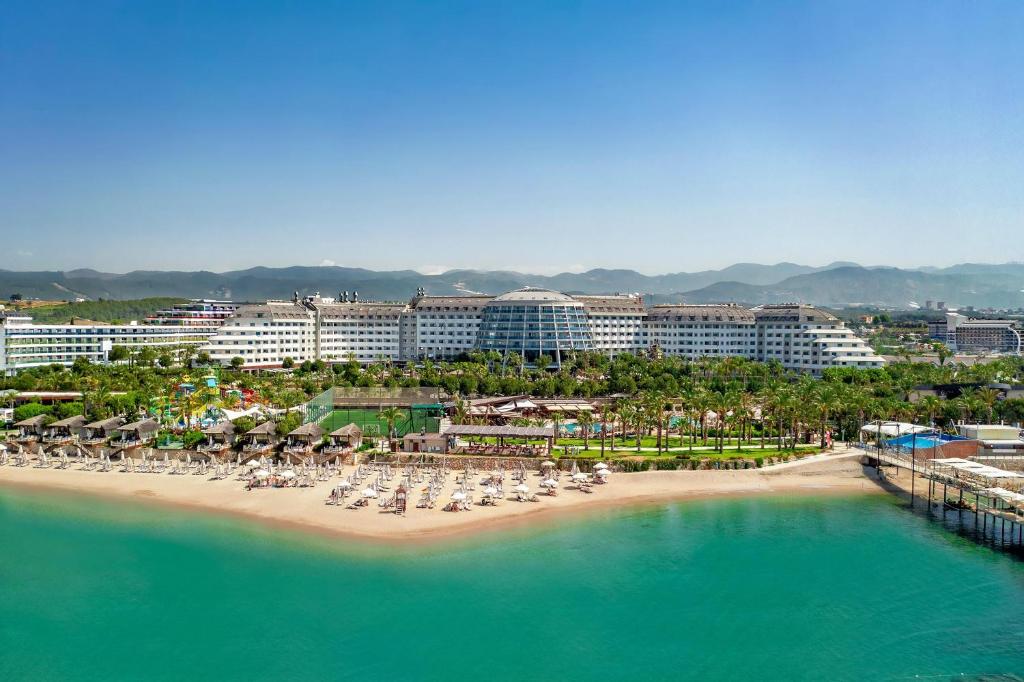 una vista aerea di una spiaggia con sedie e ombrelloni di Long Beach Alanya - Ultra All Inclusive ad Avsallar