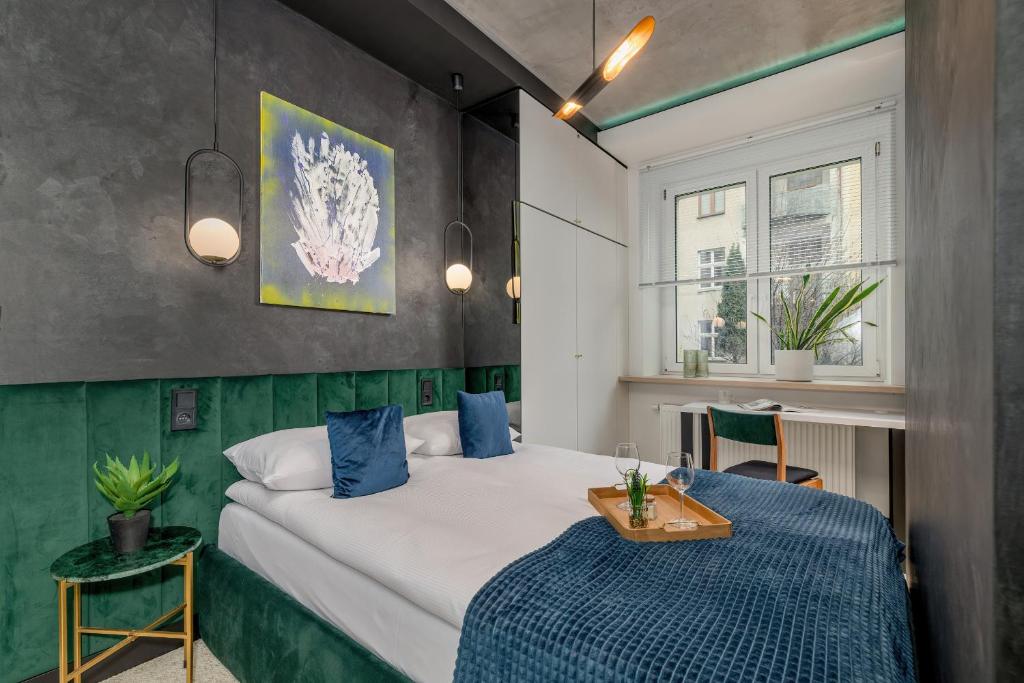 een kleine kamer met een bed en een tafel bij Charming Apartment for 4 people in Cracow by Renters in Krakau