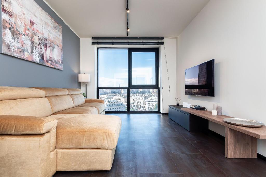ein Wohnzimmer mit einem Sofa und einem TV in der Unterkunft Free Parking - Suite di Lusso nel Centro Storico con vista sulla città in Genua