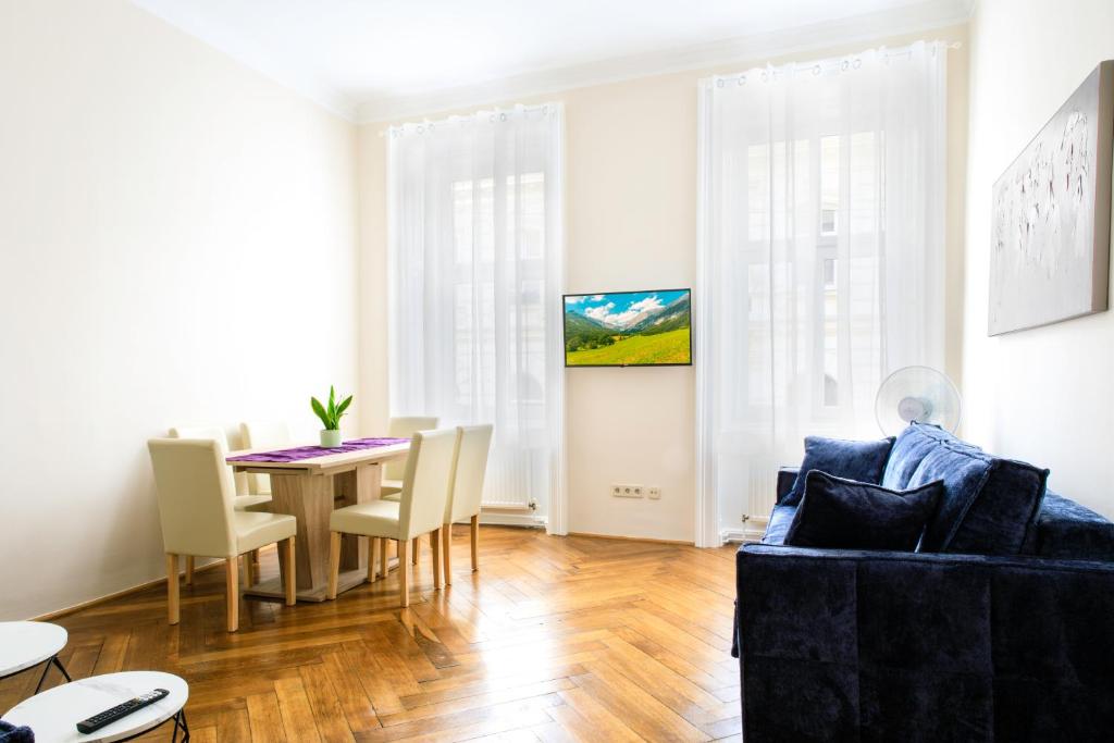 Televízia a/alebo spoločenská miestnosť v ubytovaní Apartment Custozza