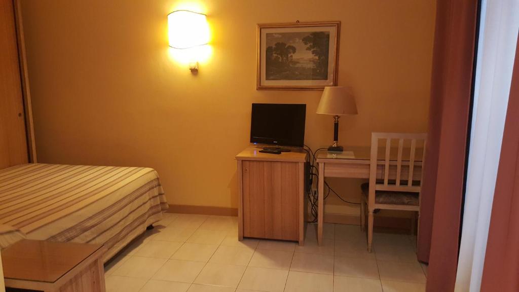 Televízia a/alebo spoločenská miestnosť v ubytovaní Hotel Ascot