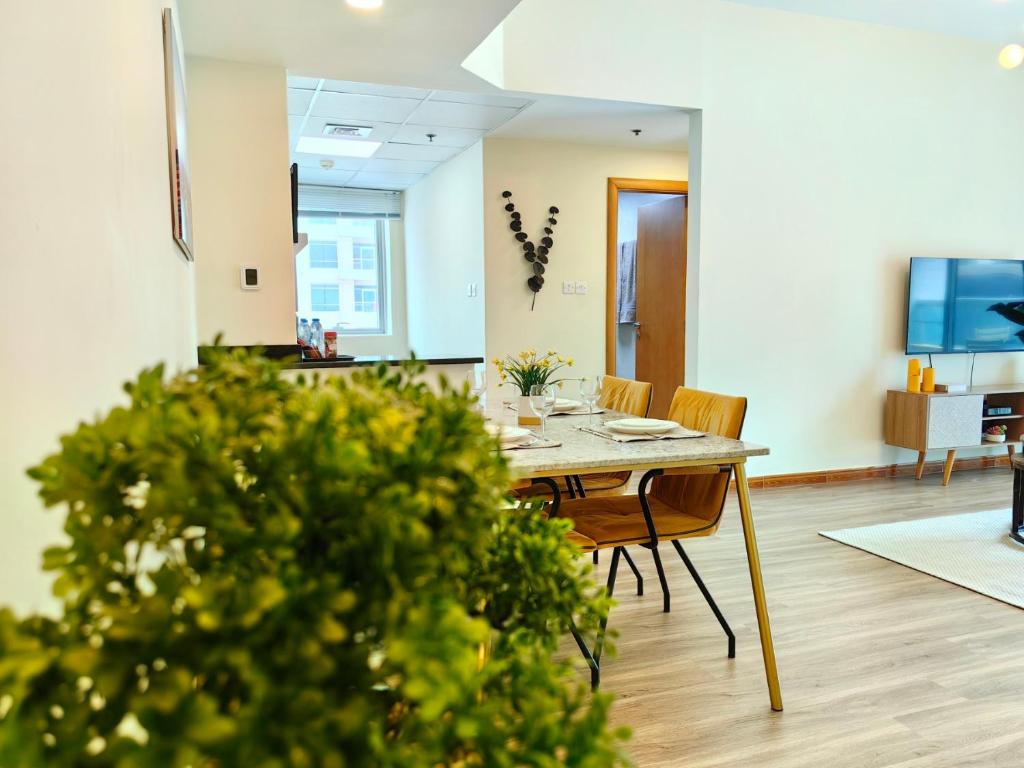 Fotografie z fotogalerie ubytování 1 BR renovated apartment in Marina Diamond 3 close to tram and metro v Dubaji