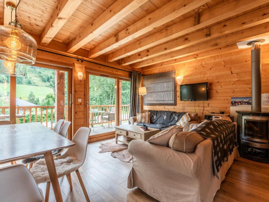 un salon avec un canapé, une télévision et une table dans l'établissement Chalet spacieux avec sauna et WiFi aux Gets - FR-1-671-259, aux Gets
