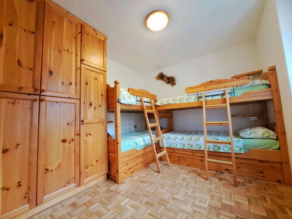 1 Schlafzimmer mit 2 Etagenbetten und einem Schrank in der Unterkunft The Lovely Home in Bormio