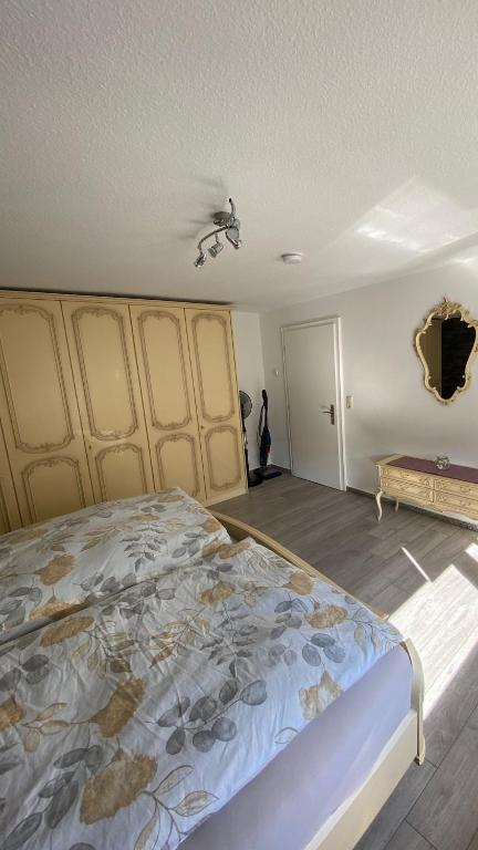 - une chambre avec un grand lit dans l'établissement Am Sonnenberg, à Reichelsheim